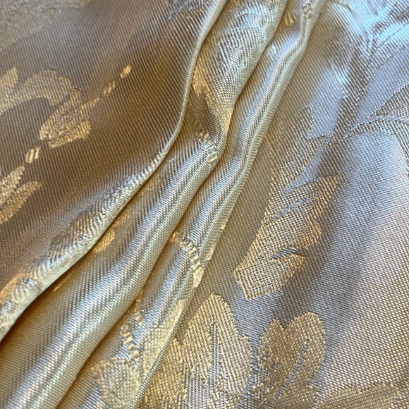 Tablecloth for Special Occasions or to Make the Time Together Special - Picture 5 of 9